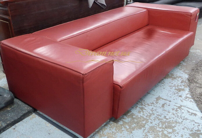 красный диван для офиса в скандинавском стиле