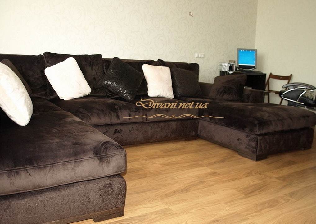 коричневый п-образный диван
