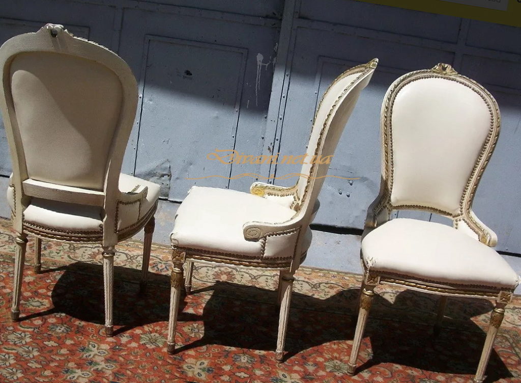 три белых стула