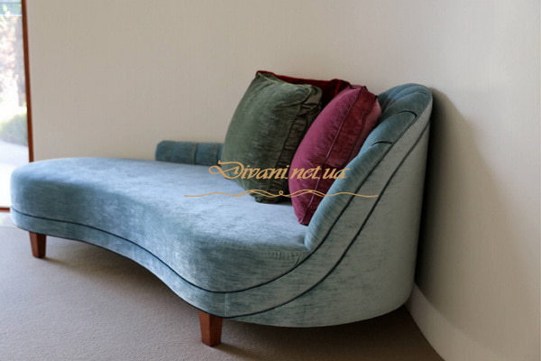 голубой диван с подушками