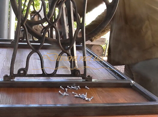 Стол из швейной машинки лофт