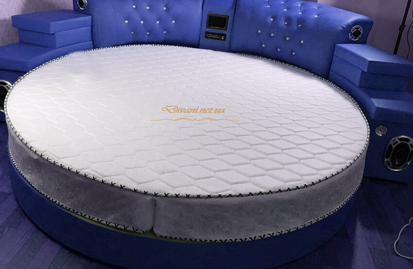 большая круглая синяя кровать