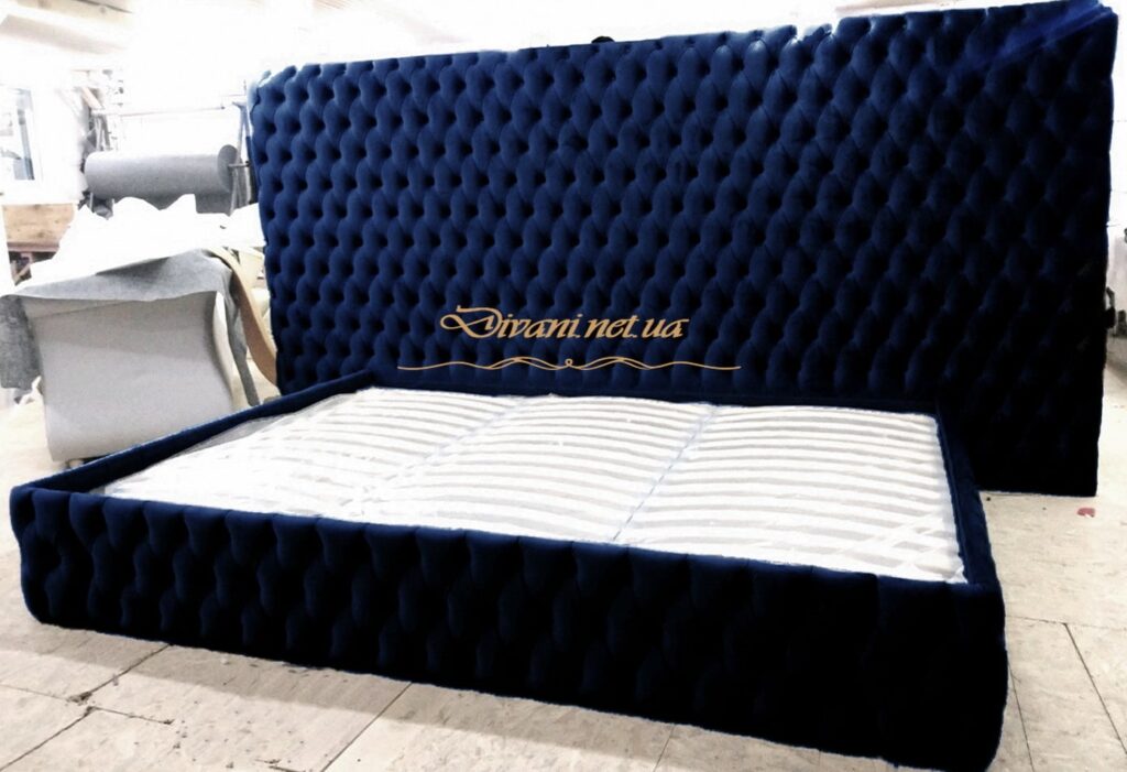 синяя большая кровать с мягким изголовьем