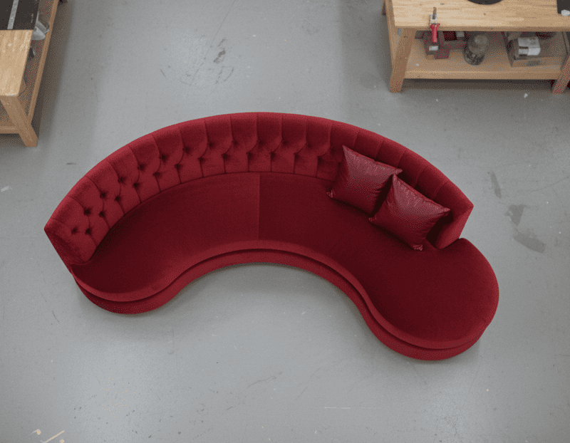 красный диван с подушкой Лесники