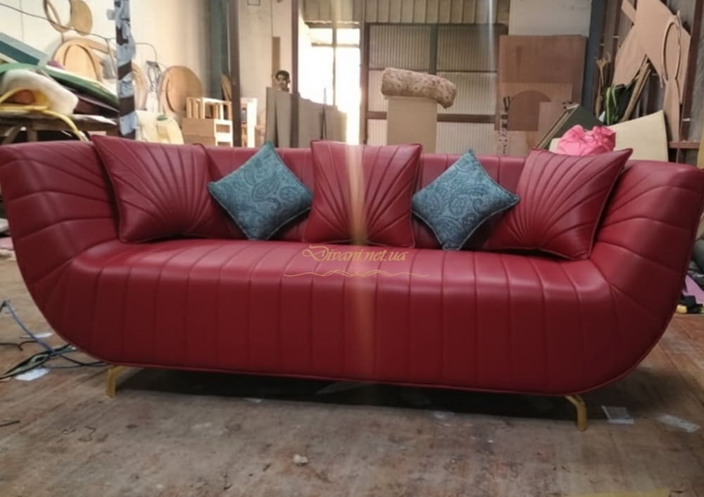 красный кожанный диван  в Гостомеле