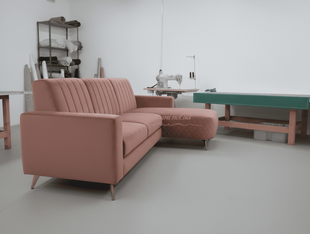 розовый диван