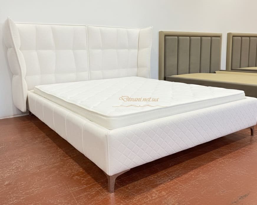 ліжко для готелю з м'якою оббивкою