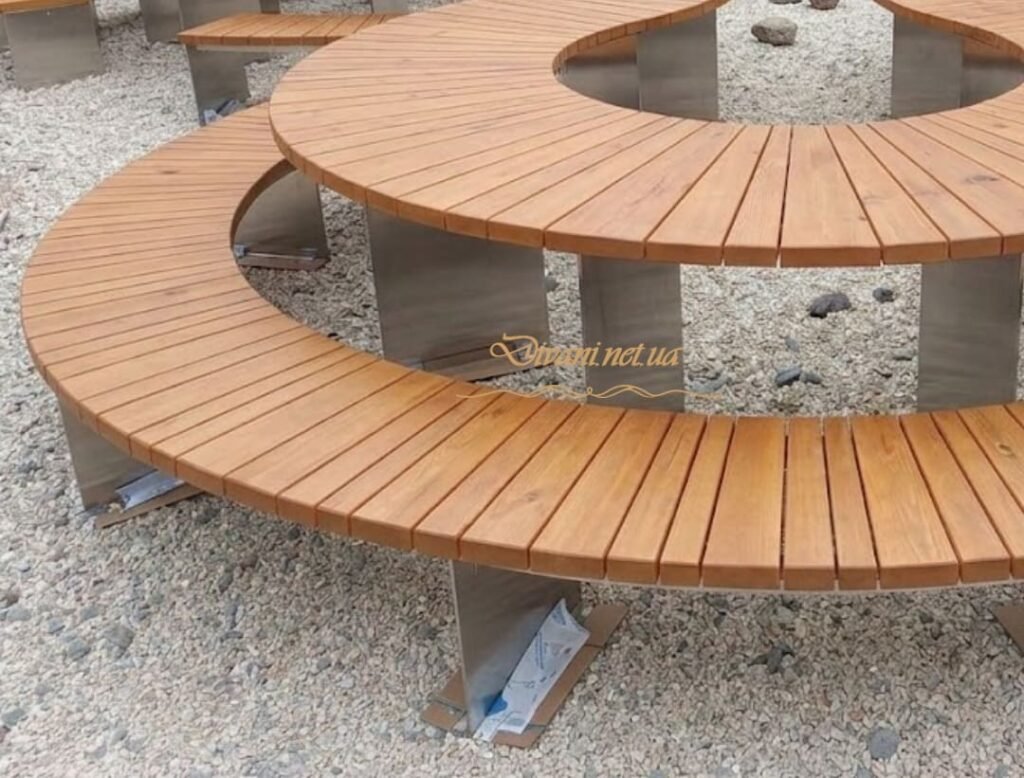 полукруглая скамейка из дерева и металла