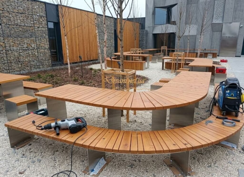 производство установка скамеек на улице фотографии